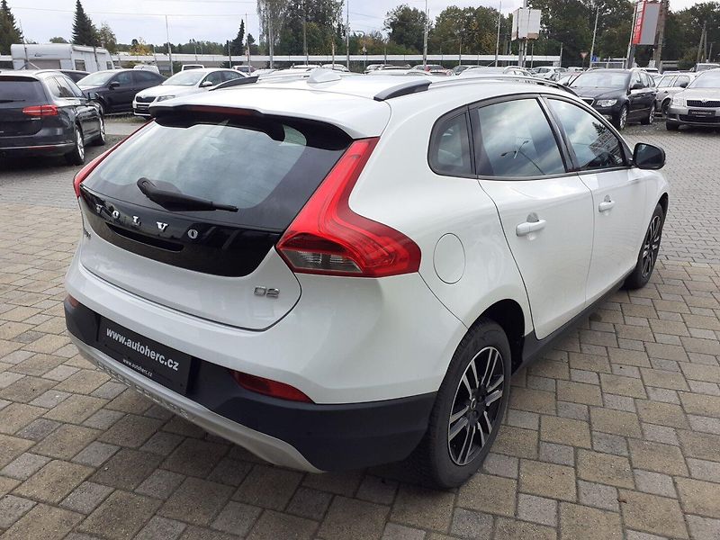 Volvo V40 (2018) 2.0 D CROSS COUNTRY - fotka 4 z 32
