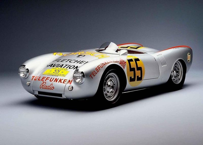 Jaroslav Juhan s dalšími členy závodního týmu Porsche. Je na snímku čtvrtý zleva.