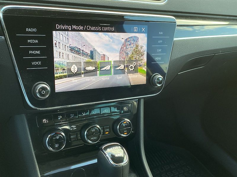 Škoda Superb (2023) Combi 2.0 TDI 4x4 DSG L&K - fotka 23 z 41