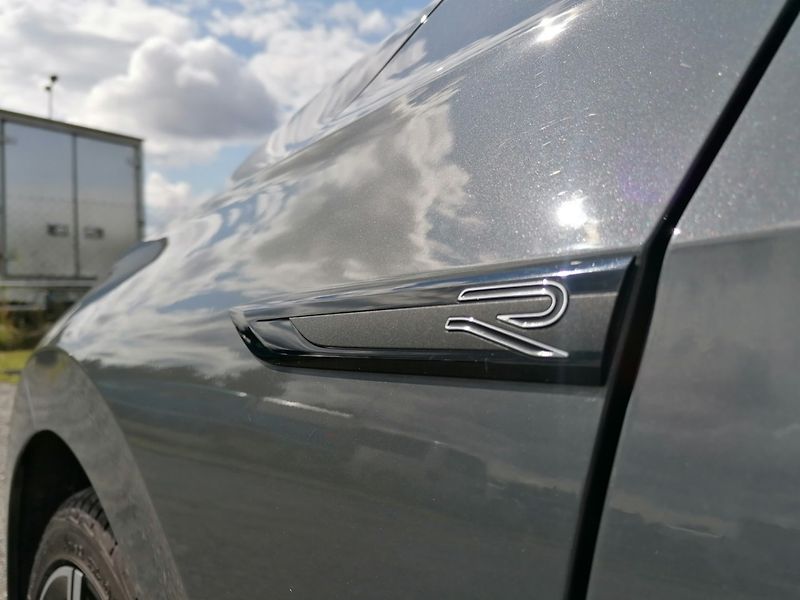 Volkswagen Golf (2022) 1.5 TSi R-LINE IQ-Drive - fotka 26 z 29