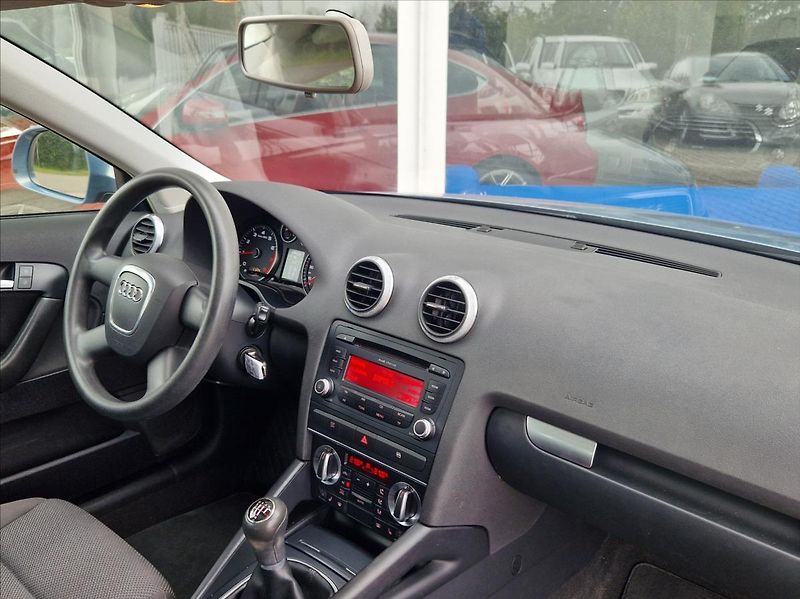 Audi A3 1,6 MPI SPORTBACK AUTOAC PANO - fotka 19 z 32