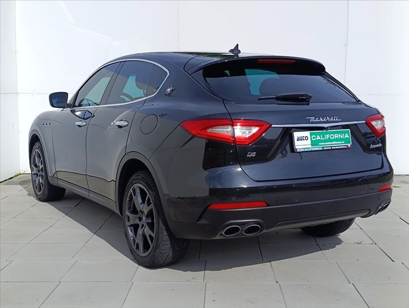 Maserati Levante 3,0 V6 Q4 Kůže,Kamera,Bi-xenon - fotka 10 z 40