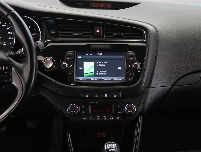 Kia Ceed (2015) 1.6 CRDi, Navi, Xenony - fotka 12 z 23