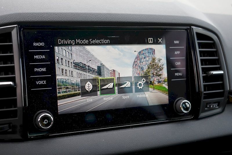 Škoda Karoq (2025) TSI 110 kW DSG Sportline - taž - fotka 17 z 33