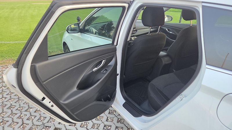 Hyundai i30 (2022) 1.5T-GDI, 118 kW, Smart,CZ,DPH - fotka 13 z 30