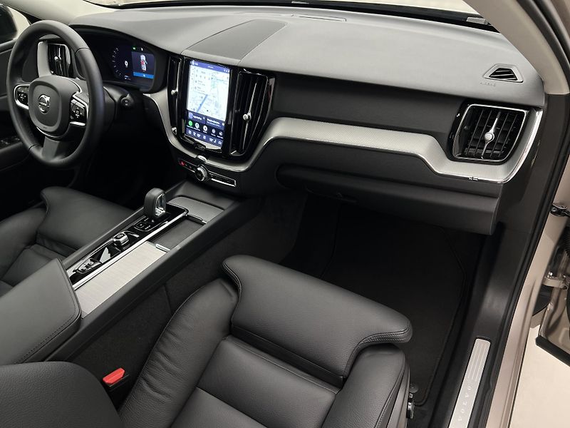 Volvo XC60 B4 AWD DARK PLUS AUT - fotka 22 z 39