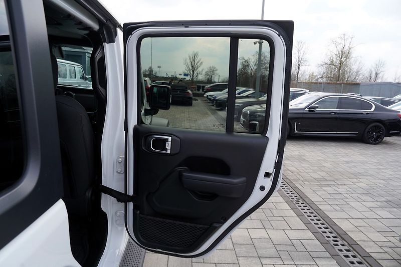Jeep Wrangler 2.2 CRD/Sport/MultiJet/4x4/AT - fotka 23 z 44