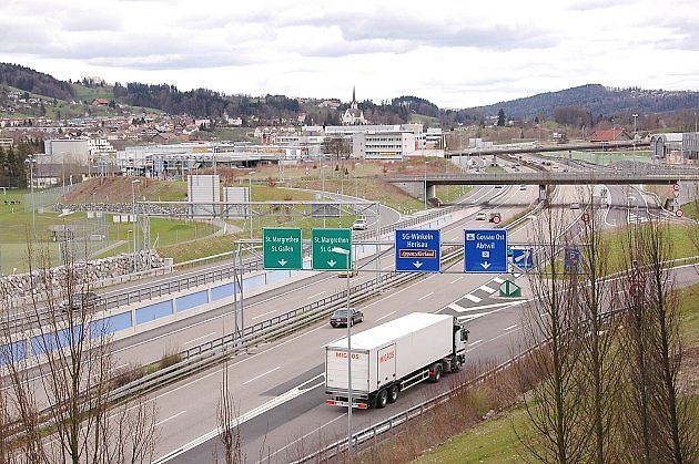  Incident se odehrál poblíž Curychu na dálnici A1. Švýcarská policie využívá k měření odstupů moderní kamerové systémy na mostech, kterým neunikne žádný detail., zdroj: Filzstift /Wikimedia CC BY 2.5