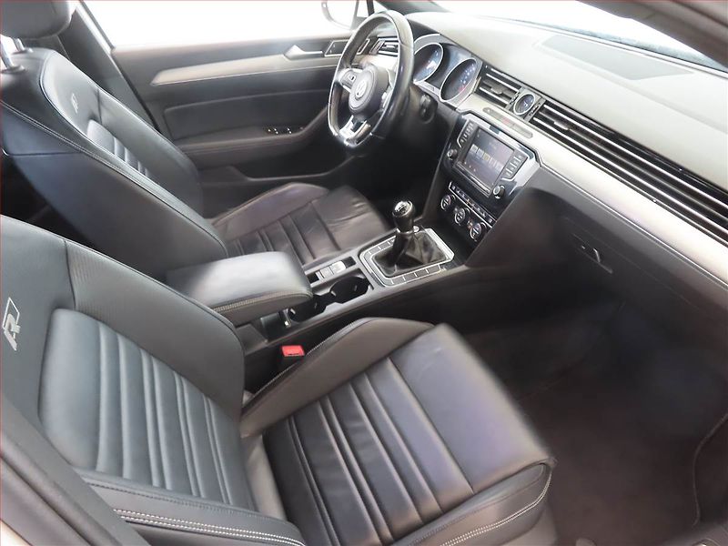 Volkswagen Passat (2016) R-Line 2.0 TDI, Serv.kniha - fotka 9 z 14