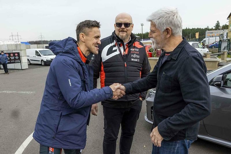 Pilot Filip Mareš svezl prezidenta Petra Pavla v rallyeovém speciálu. Pak si role vyměnili