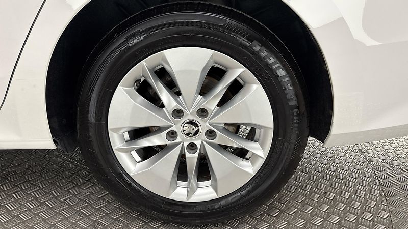 Škoda Octavia 2.0 TDI Ambition Combi - fotka 19 z 24