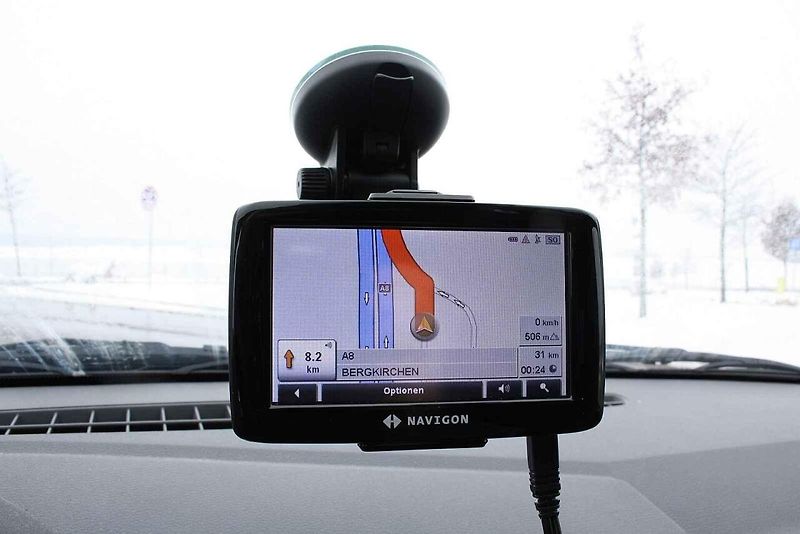 Navigace přichycená přísavkou na čelním skle může být problém ve chvíli, kdy omezuje výhled řidiče. Samotná mapa za volantem zakázaná není, rozhodující je její umístění a vliv na zorné pole.