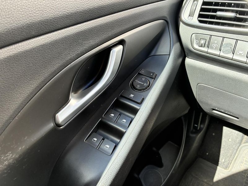 Hyundai i30 1-0 T-GDI 88kW Trikolor - fotka 13 z 19