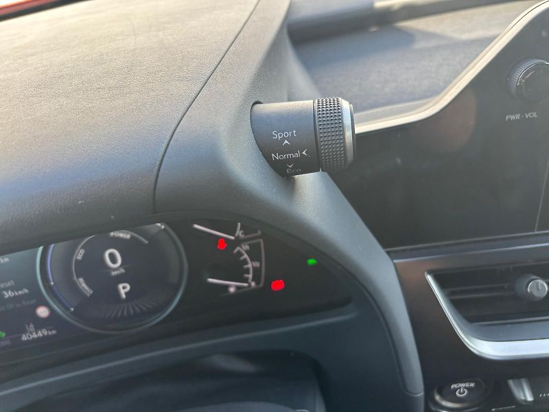 Lexus UX 250h 2,0 HSD F Sport Design AWD - fotka 18 z 29