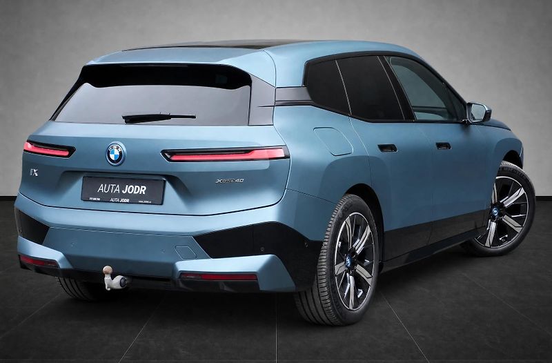 BMW iX 40, SoH 96,8%, SkyLounge,Tažné - fotka 6 z 37