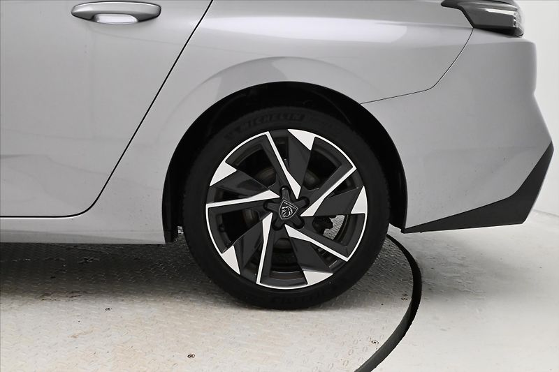 Peugeot 308 1,5 BlueHDI 96 kW ALLURE AT8 Z - fotka 31 z 31