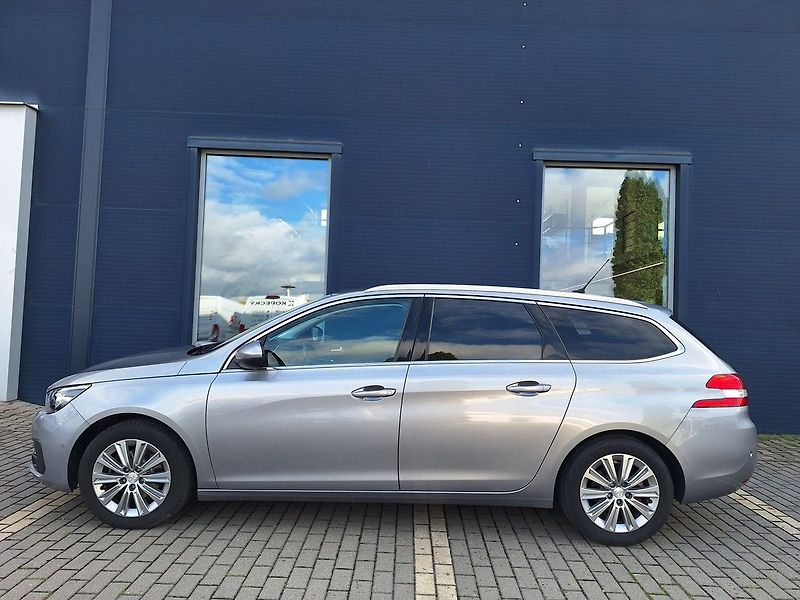 Peugeot 308 (2018) SW ALLURE 1,2PT 130k M6 - fotka 2 z 18