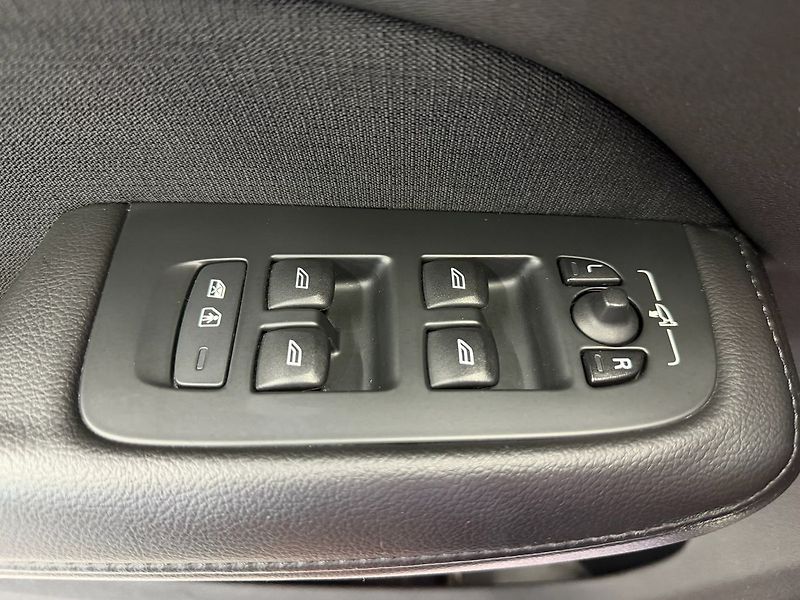 Volvo V60 D4 AWD, WEBASTO, PANORAMA, EL. - fotka 24 z 30