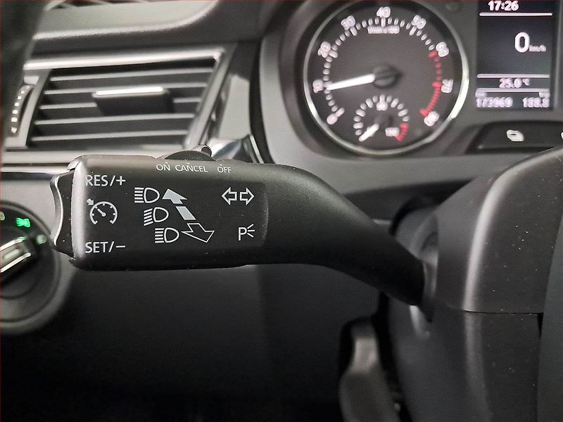 Škoda Rapid (2015) Spaceback 1.2 TSI, Xenony - fotka 17 z 19