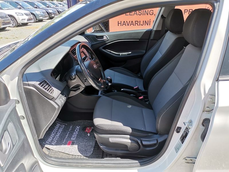 Hyundai i20 (2019) 1.2i 62kw AC Winter PDC - fotka 10 z 25