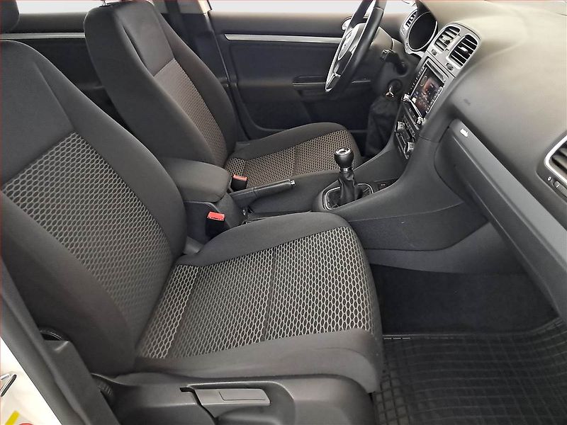 Volkswagen Golf (2010) 1.6 TDI, 4X4, Tempomat - fotka 9 z 16
