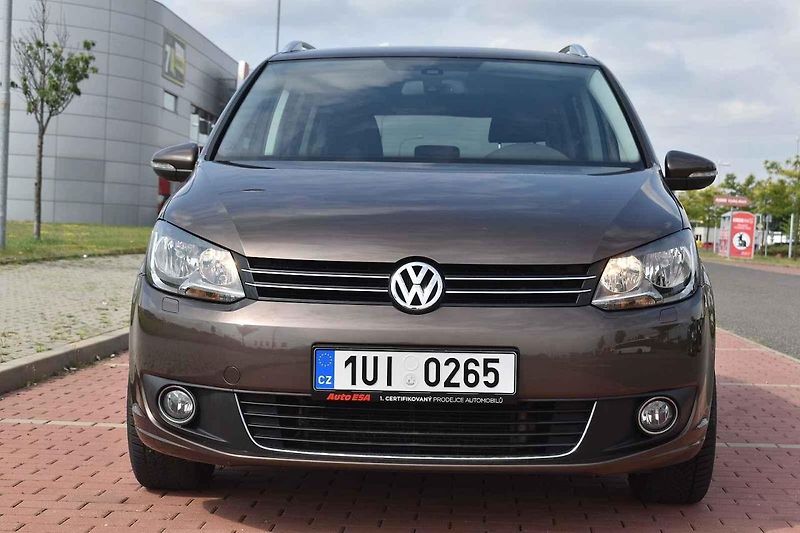 Volkswagen Touran působí usedle, ale je to dobrý rodinný společník