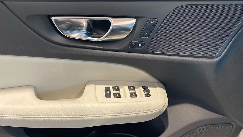 Volvo V60 INSCRIPTION, T4 FWD Drive-E, 1 - fotka 29 z 32