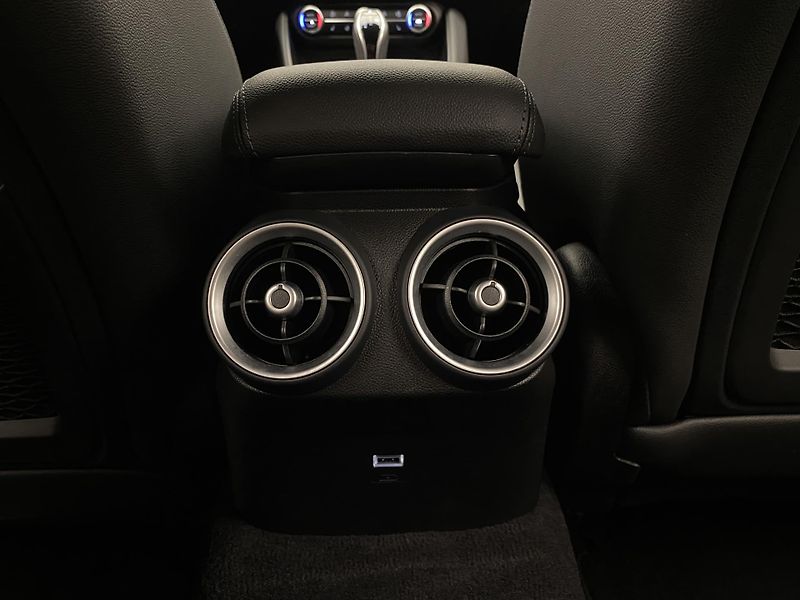 Alfa Romeo Giulia 2.0T VELOCE Q4 AUT  - fotka 30 z 56