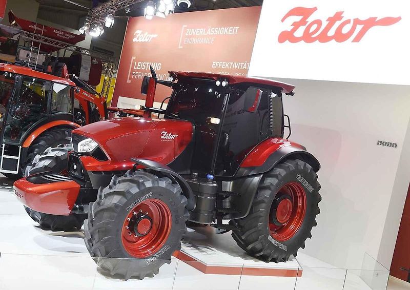 Český výrobce Zetor slaví 80 let od doby, co z montážní linky sjel první traktor. Na snímku je pohled na výrobní linku Zetoru.