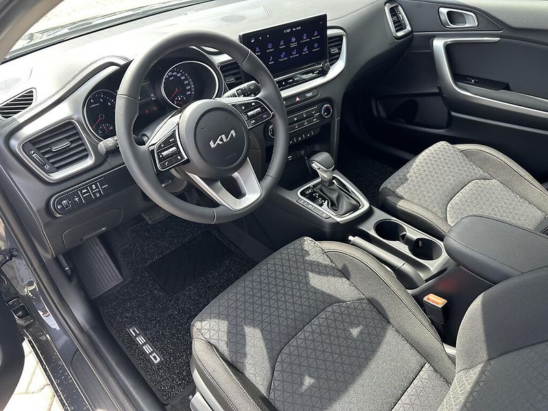 Kia Ceed (2025) 1,5 T-GDi 7DCT 103 kW SPIN - fotka 4 z 6