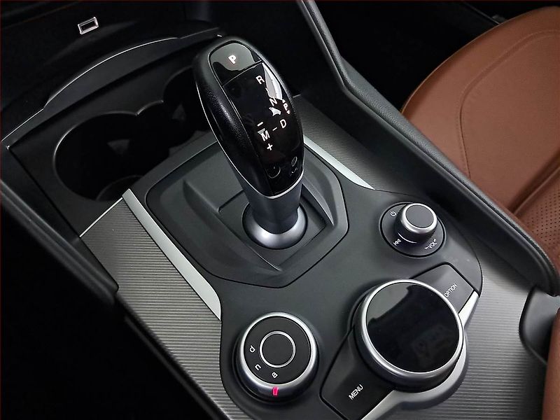 Alfa Romeo Giulia (2017) 2.0 Turbo - fotka 16 z 23