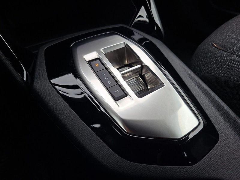 Peugeot 2008 STYLE Hybrid 136 e-DCS6 - fotka 23 z 24