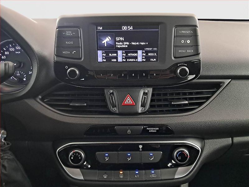 Hyundai i30 (2018) Trikolor 1.0 T-GDI, Serv.kniha - fotka 12 z 17