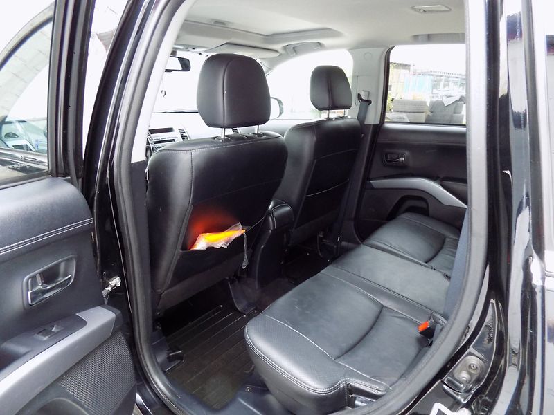 Mitsubishi Outlander (2012) 2.2DI-D/AWD/1.Maj.ČR/7.míst/ - fotka 12 z 45