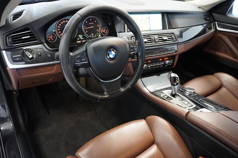 BMW Řada 5  3,0 XDRIVE FACELIFT AUTOMAT - fotka 13 z 29