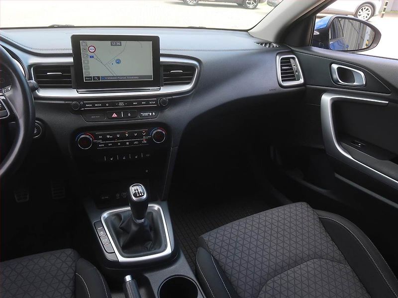 Kia Ceed (2018) Gold 1.4 T-GDI, Serv.kniha - fotka 8 z 15