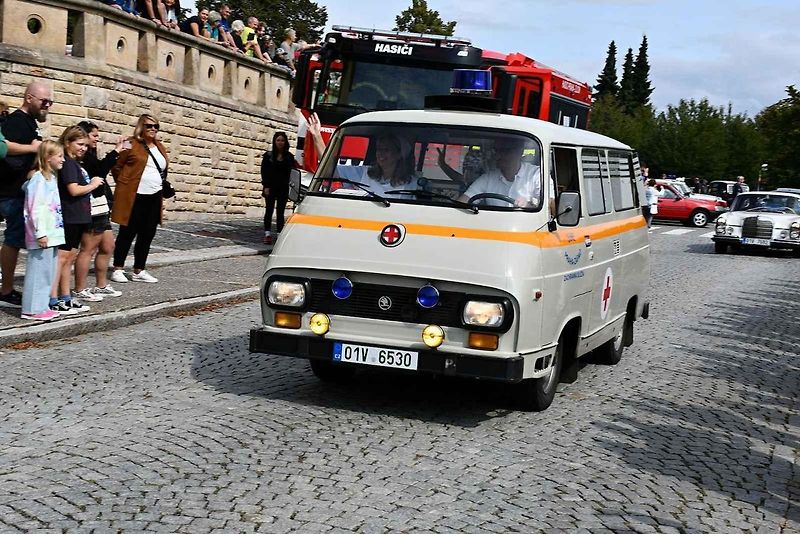 Na tradiční Lidický okruh dorazily desítky historických automobilů a motocyklů, které obdivovali návštěvníci z Kladna i širokého okolí.