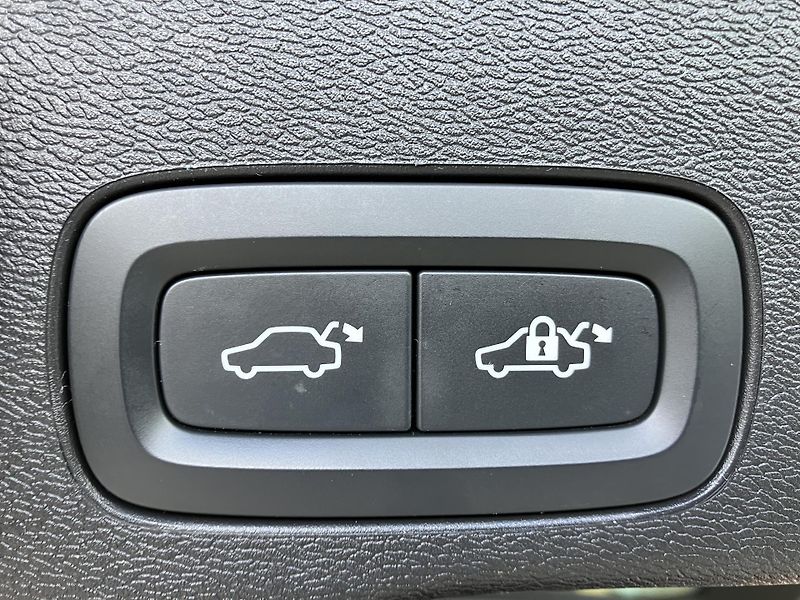 Volvo XC60 B4 AWD PLUS DARK AT8, ČR - fotka 10 z 41