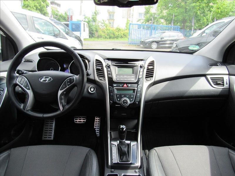 Hyundai i30 1,6 GDI 99kW Automat - fotka 11 z 32