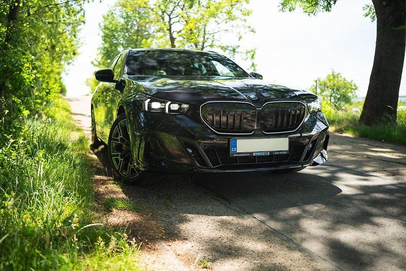 BMW Řada 5 (2025) 540d xDrive, M Sport, Tažné - fotka 2 z 32