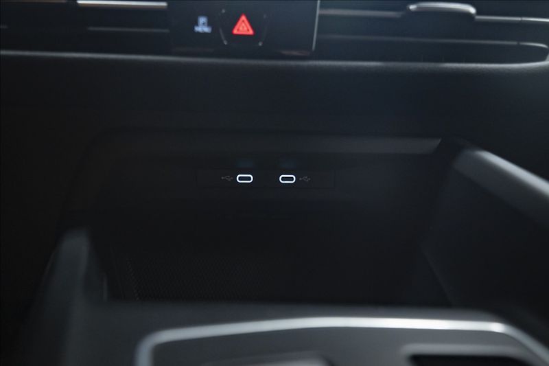 Volkswagen Golf 1,5 eTSI DSG KAMERA VÝHŘEV ČR - fotka 39 z 44