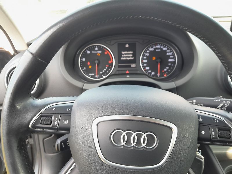 Audi A3 (2015) 1,6 TDI serviska 2x klíč - fotka 9 z 17