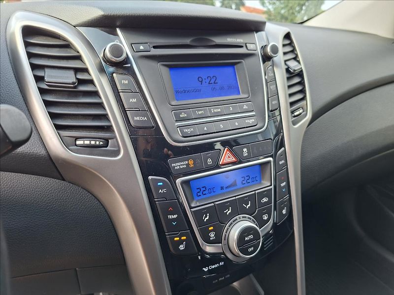 Hyundai i30 1,6 Trikolor 88KW - fotka 13 z 18