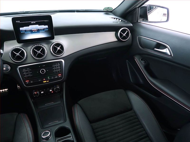 Mercedes-Benz GLA (2017) AMG line 200 d 4MATIC - fotka 8 z 22