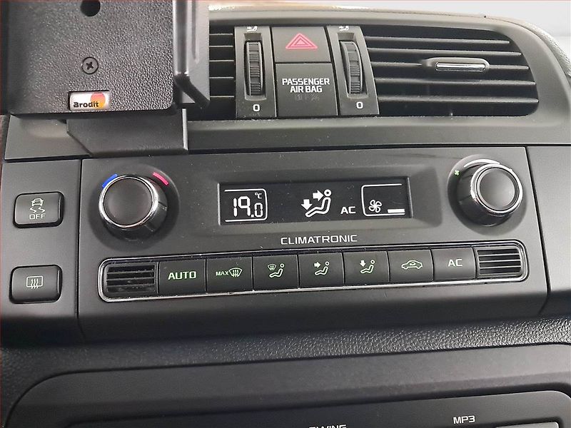 Škoda Roomster (2011) 1.2 12V, Tempomat - fotka 16 z 18