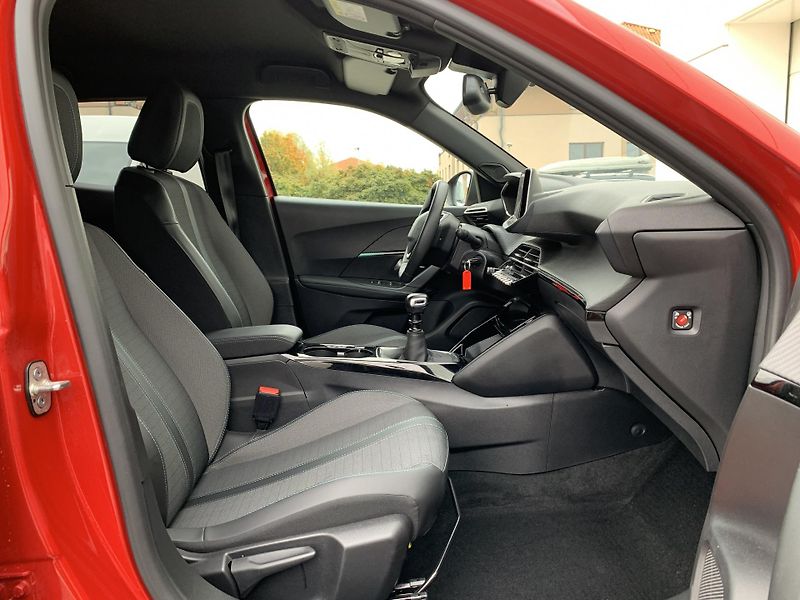 Peugeot 2008 ALLURE 1.2 PureTech 74kW MAN6 - fotka 15 z 33