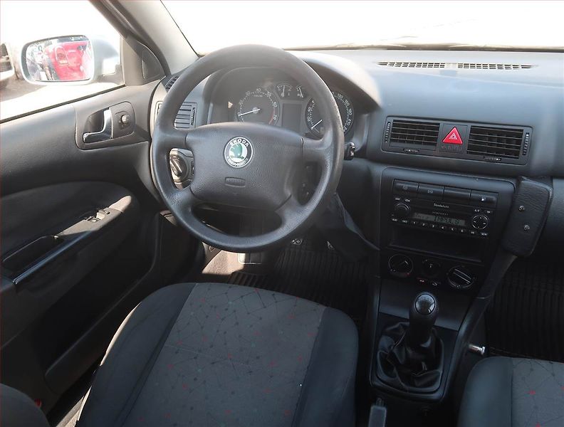 Škoda Octavia (2003) 1.6, po STK, oblíbený vůz - fotka 7 z 15