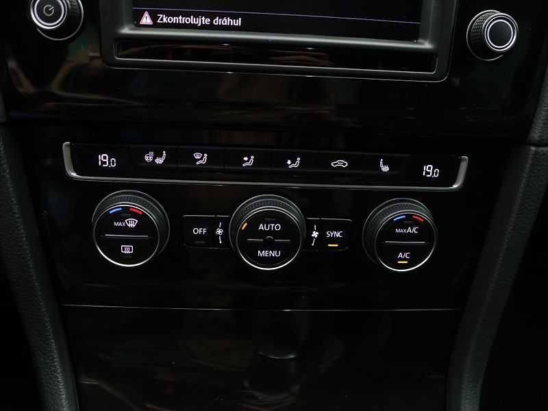 Volkswagen Golf 1,4 TSI 110kW Highline Navi - fotka 25 z 34