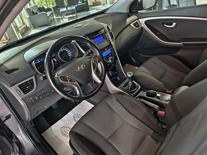 Hyundai i30 1.6 GDi 88kW KAMERA VÝHŘEVY ČR - fotka 7 z 23