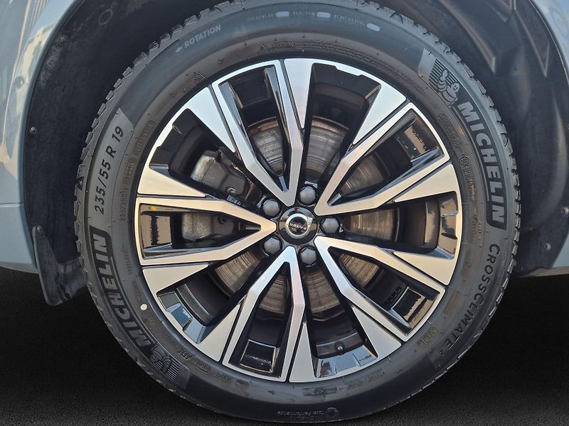 Volvo XC60 B4 AWD Plus Dark - fotka 7 z 19